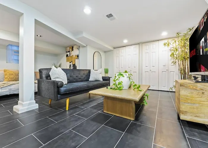 5bd 2bth Sleeps 11 With 3 Private Parking Oak Park