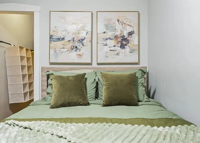 5bd 2bth Sleeps 11 With 3 Private Parking * Oak Park