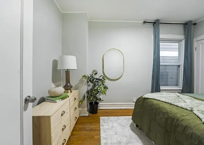 5bd 2bth Sleeps 11 With 3 Private Parking Oak Park